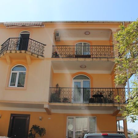 Yellow House - Vaja Sarpi Exterior foto